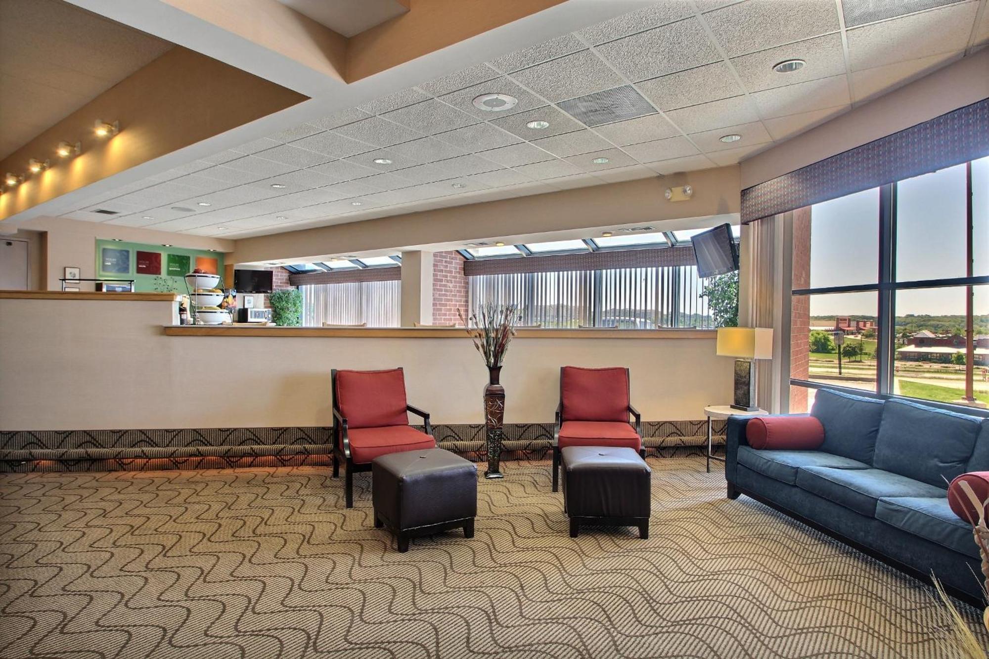 Comfort Inn & Suites Madison - Airport Exterior foto
