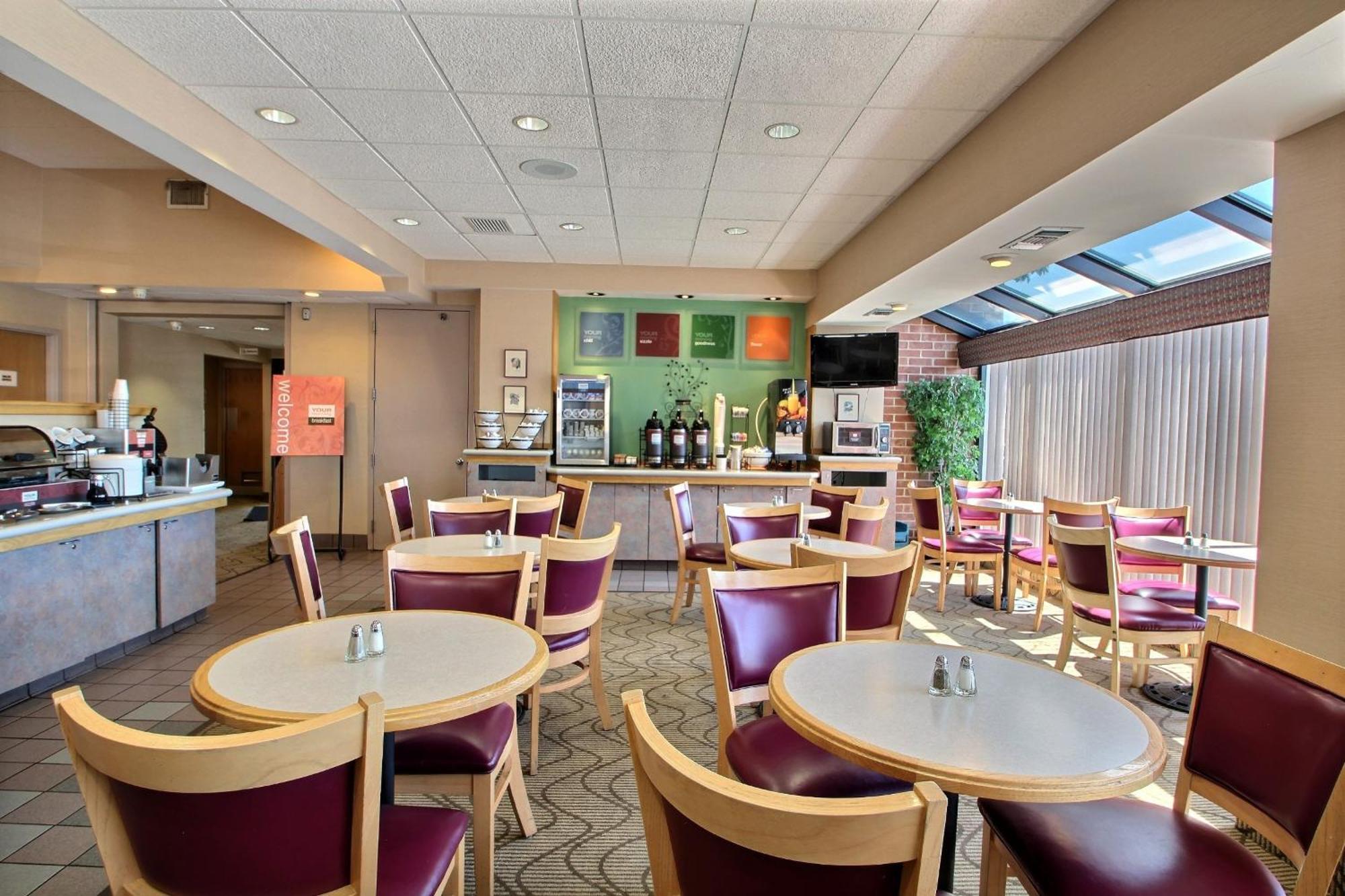 Comfort Inn & Suites Madison - Airport Exterior foto