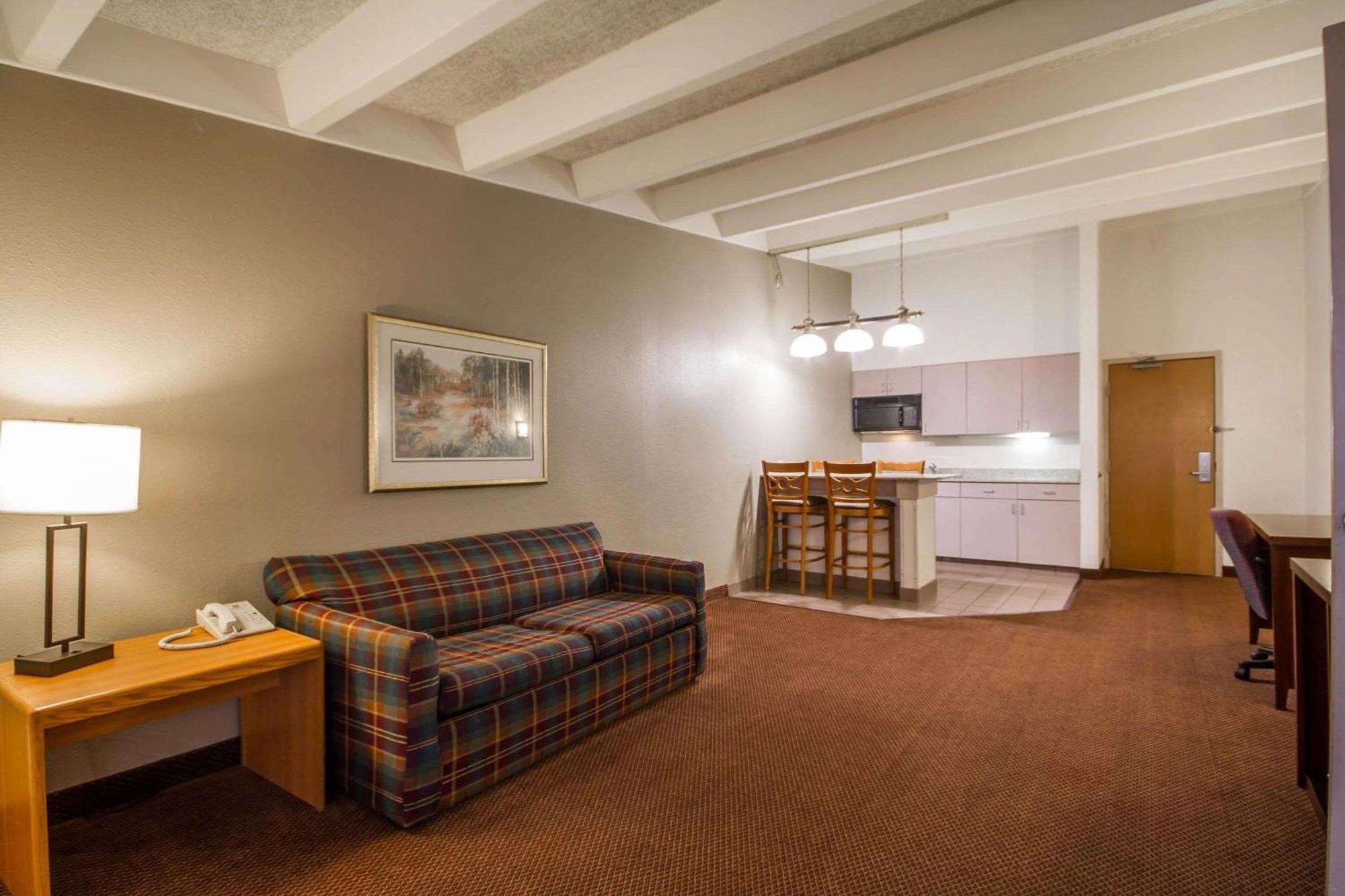 Comfort Inn & Suites Madison - Airport Exterior foto